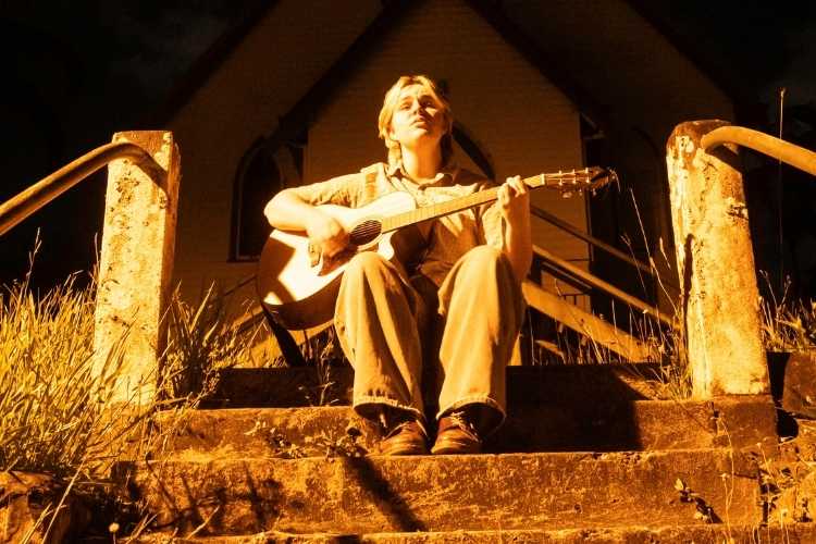 Premiere: Watch Elke Louie's New Music Video 'Lavender'